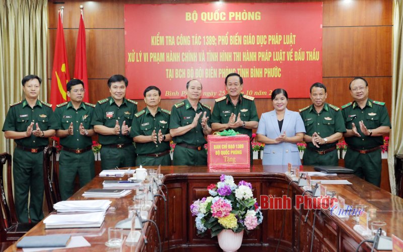 Thượng tướng Võ Minh Lương kiểm tra tại Bộ đội biên phòng Bình Phước