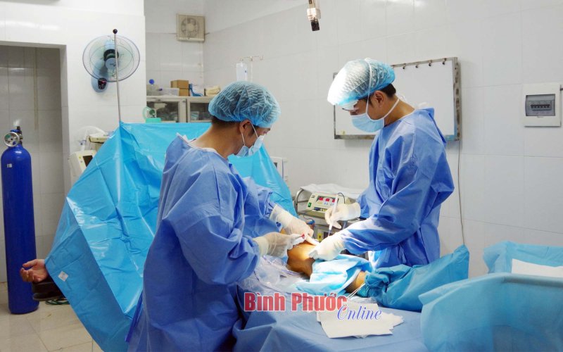 Trung tâm y tế thị trấn Trường Sa cấp cứu ngư dân gặp nạn