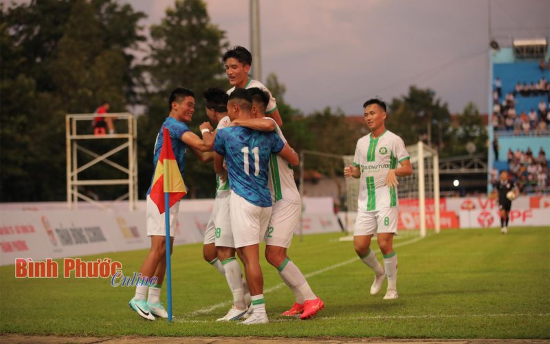 Trường Tươi Bình Phước dẫn bàn thắng trước Phú Thọ