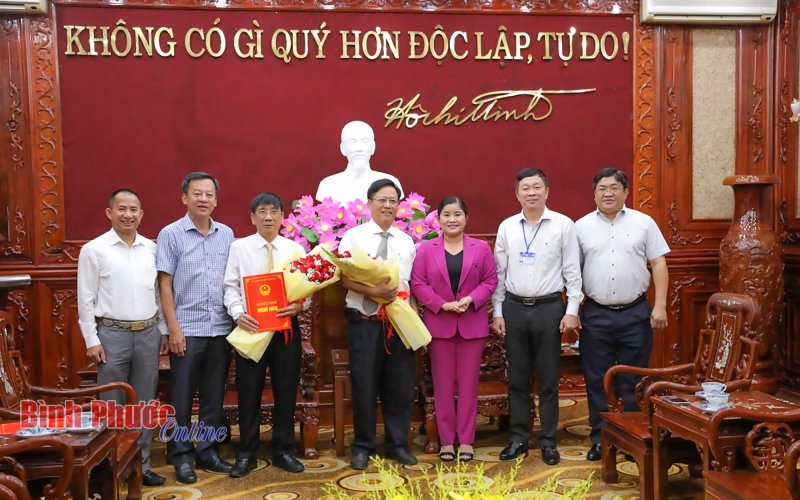 UBND tỉnh công bố các quyết định nghỉ hưu theo chế độ