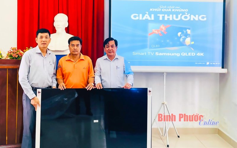 VNPT Bình Long - Hớn Quản trao thưởng cho khách hàng may mắn