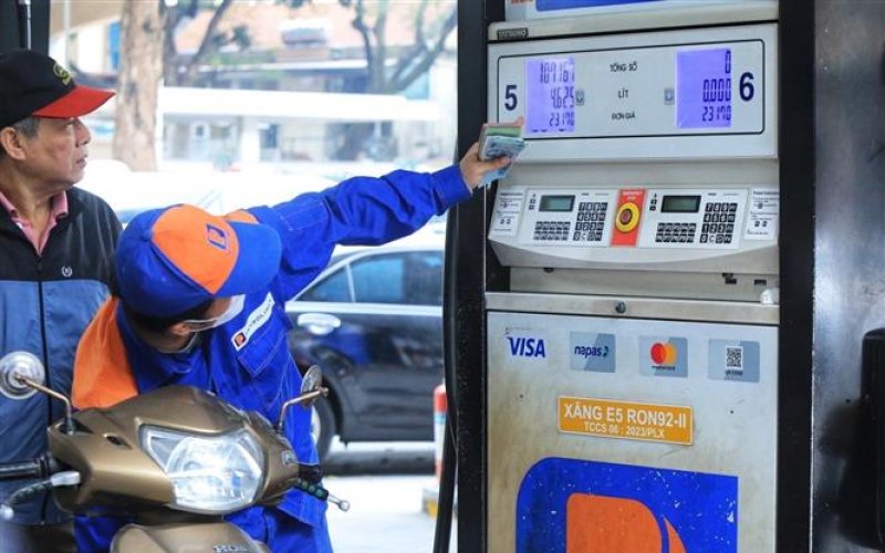 Xăng giảm giá mạnh, có loại giảm gần 1.000 đồng/lít 