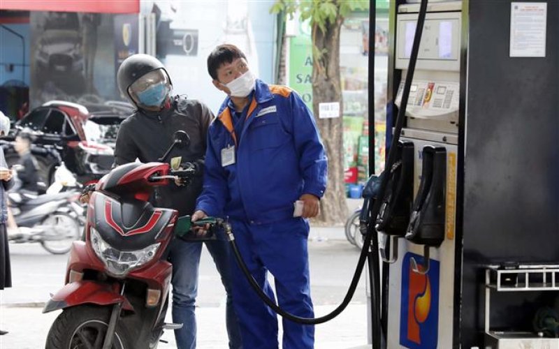 Xăng tăng gần 500 đồng/lít