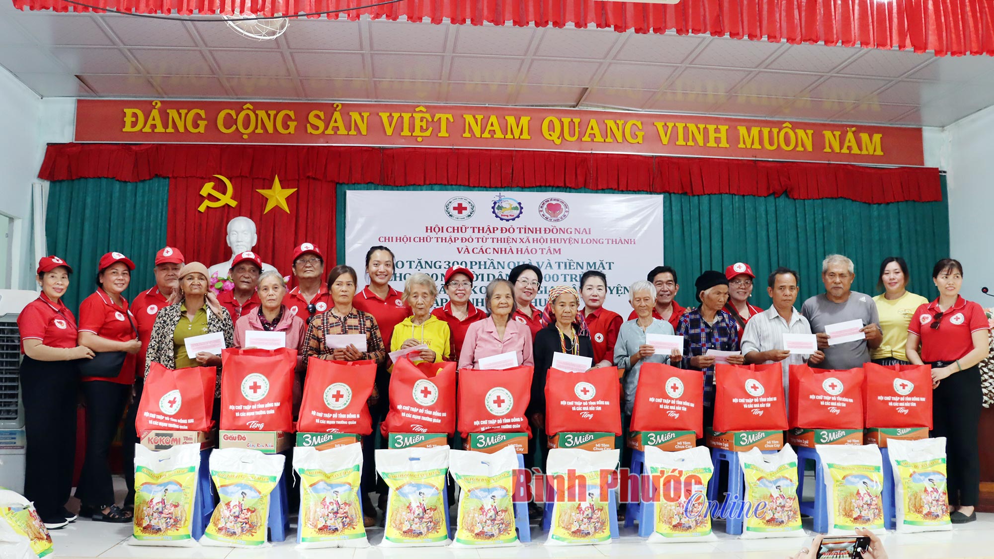 300 phần quà tặng bà con và trẻ em khó khăn vùng biên