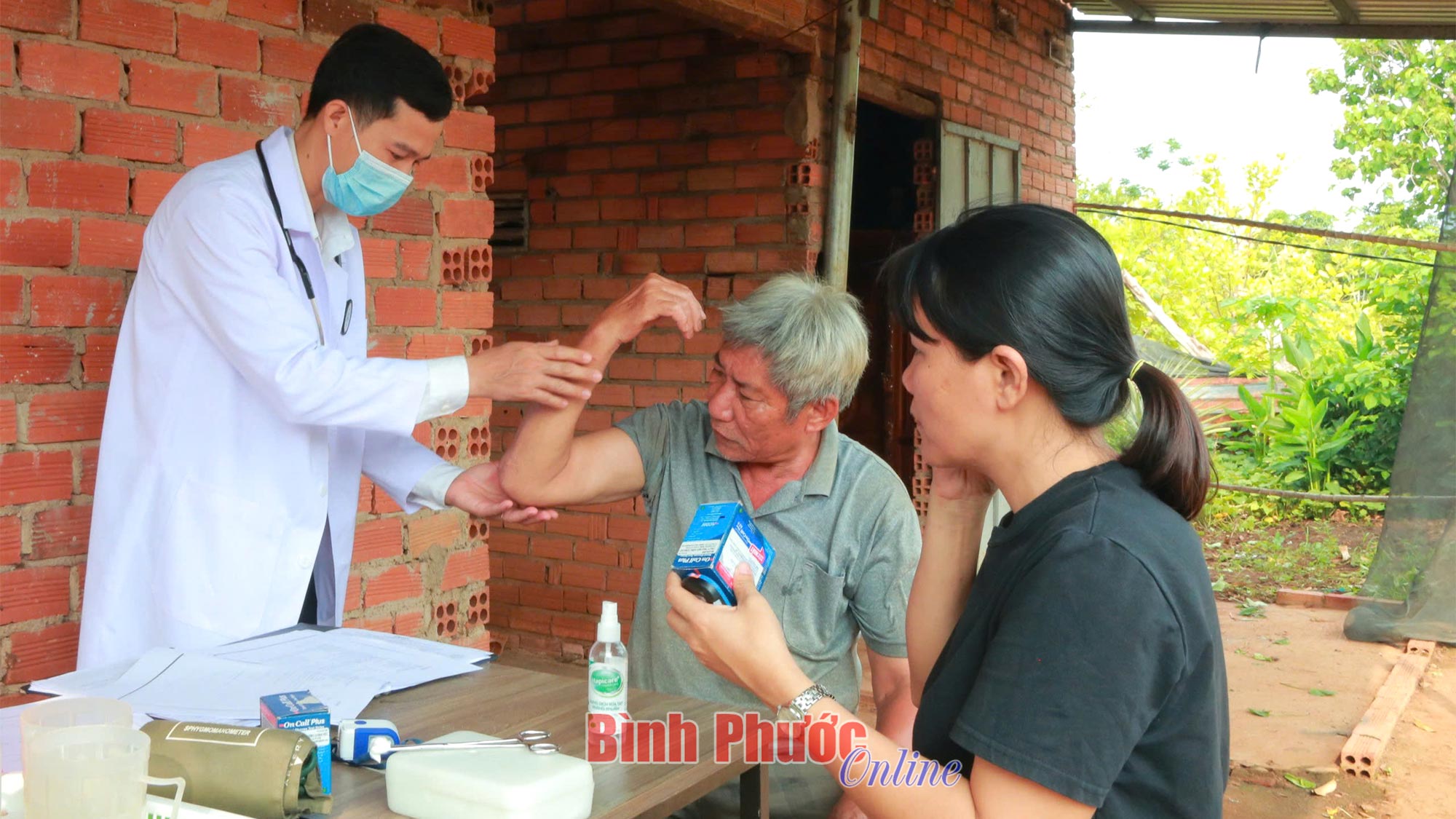 61 người khuyết tật được khám sàng lọc tại nhà