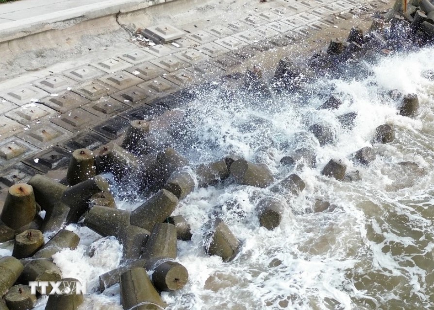 Bão Trami bắt đầu gây biển động dữ dội vùng phía Đông khu vực Bắc Biển Đông