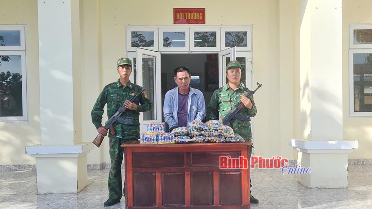 Bình Phước: Bắt đối tượng mua bán gần 10kg pháo nổ trái phép