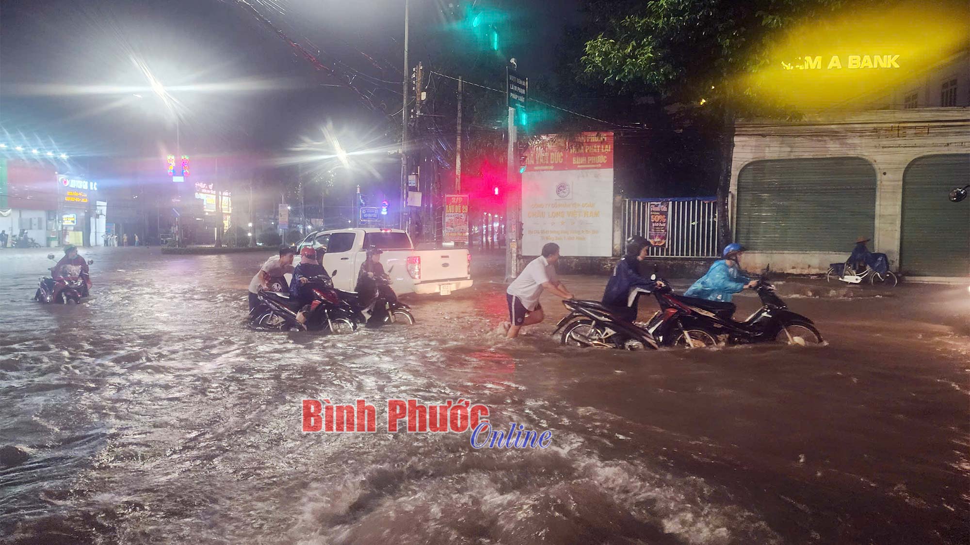 Bình Phước: Mưa lớn, nhiều xe chết máy do ngập sâu