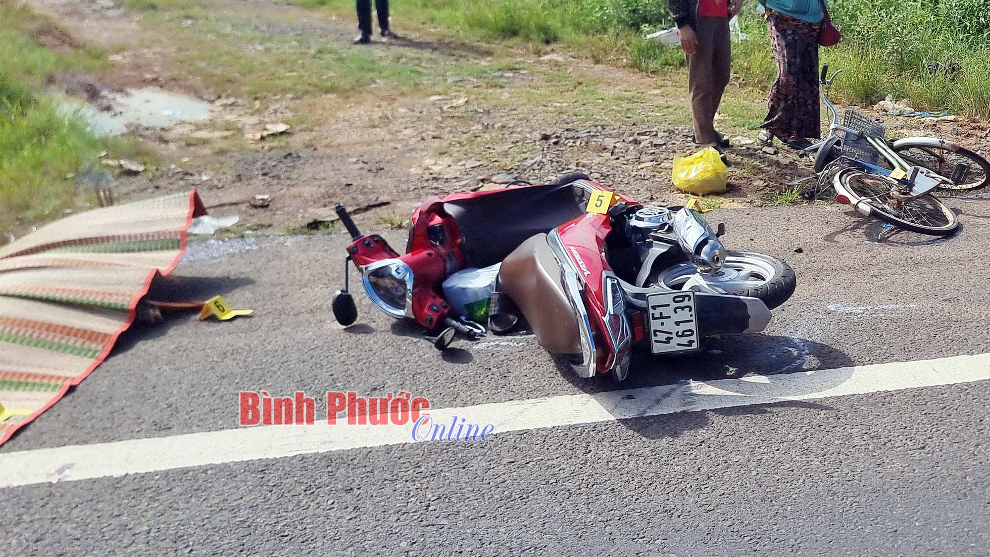 Bình Phước: Xe máy va chạm xe đạp, 2 người thương vong