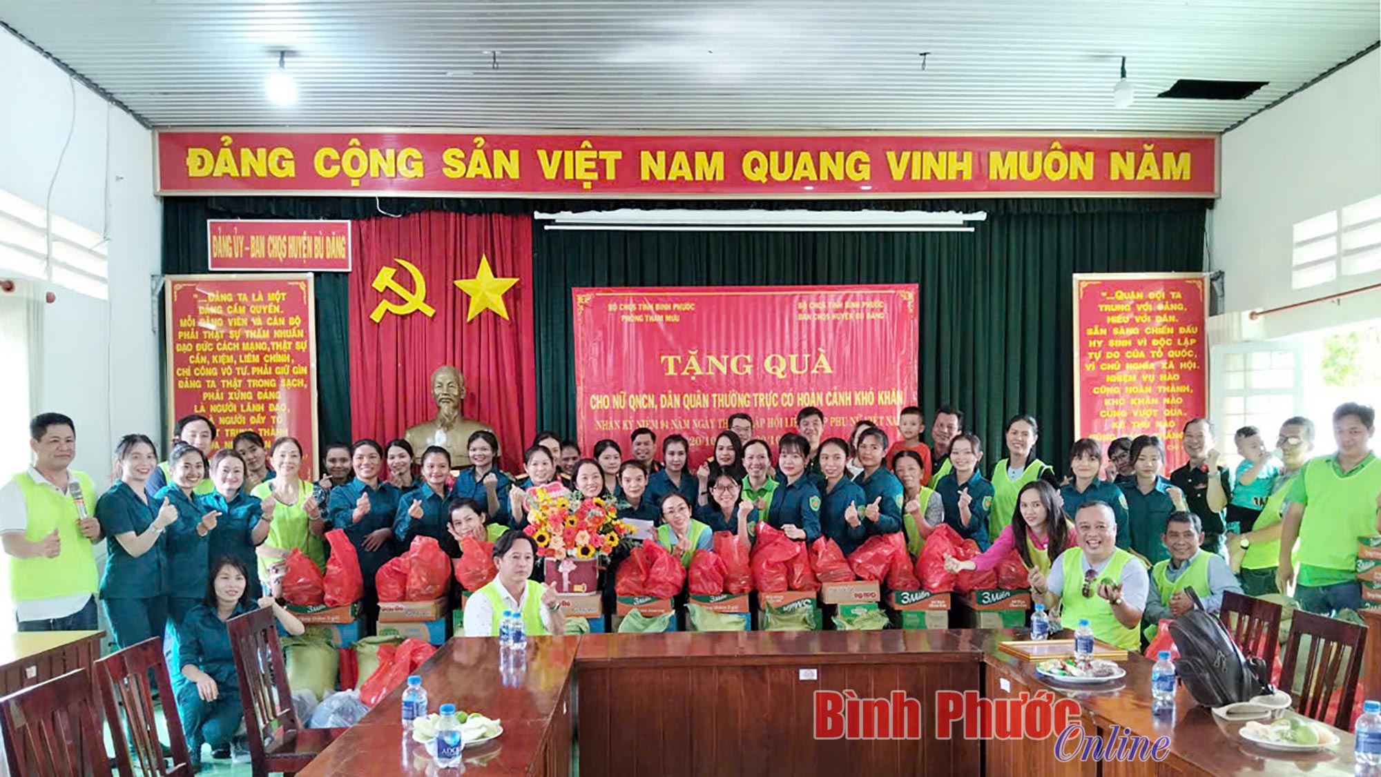 Bù Đăng: Tặng quà cho nữ quân nhân chuyên nghiệp, nữ dân quân thường trực