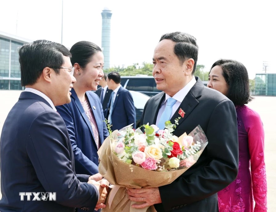 Chủ tịch Quốc hội lên đường thăm chính thức Lào và dự Đại hội đồng AIPA-45