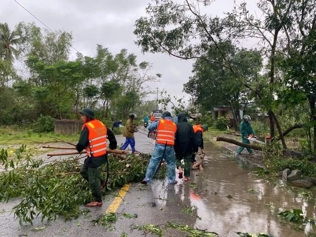 Công an, quân đội giúp dân khắc phục hậu quả bão số 6 Trà Mi