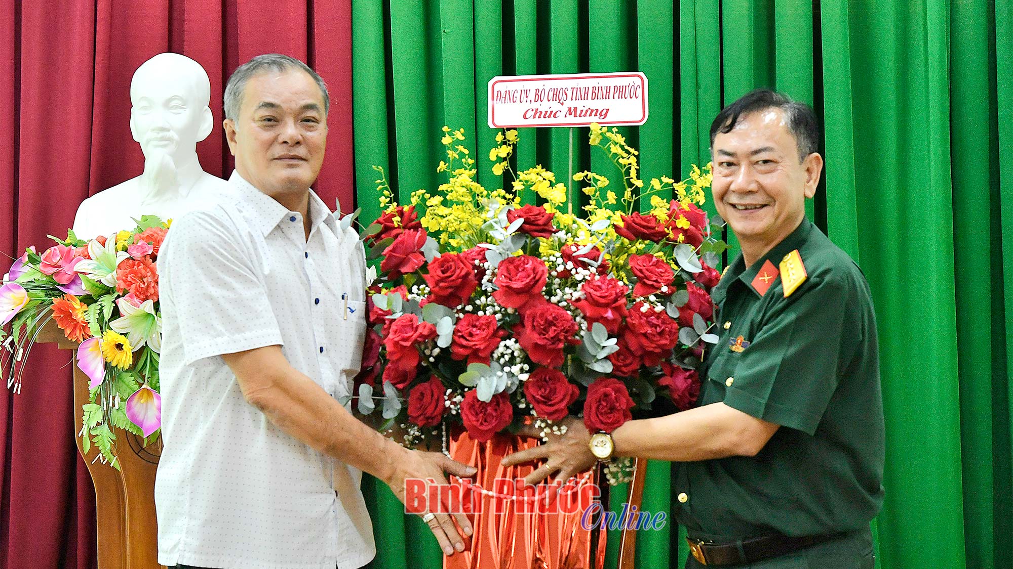 Đảng ủy Bộ Chỉ huy Quân sự tỉnh thăm, chúc mừng các ban Đảng