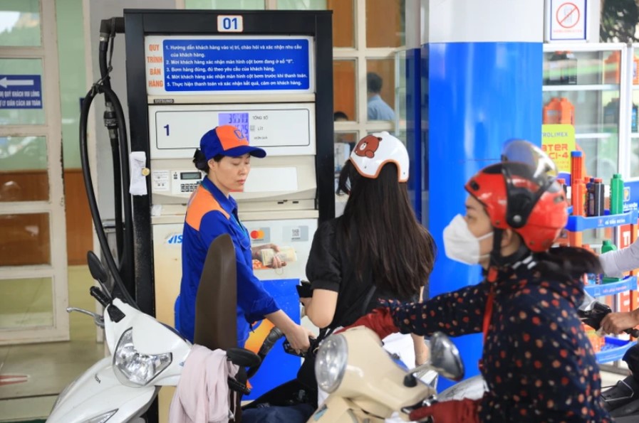 Đảo chiều tăng mạnh, giá mặt hàng RON95-III cộng thêm gần 1.300 đồng mỗi lít