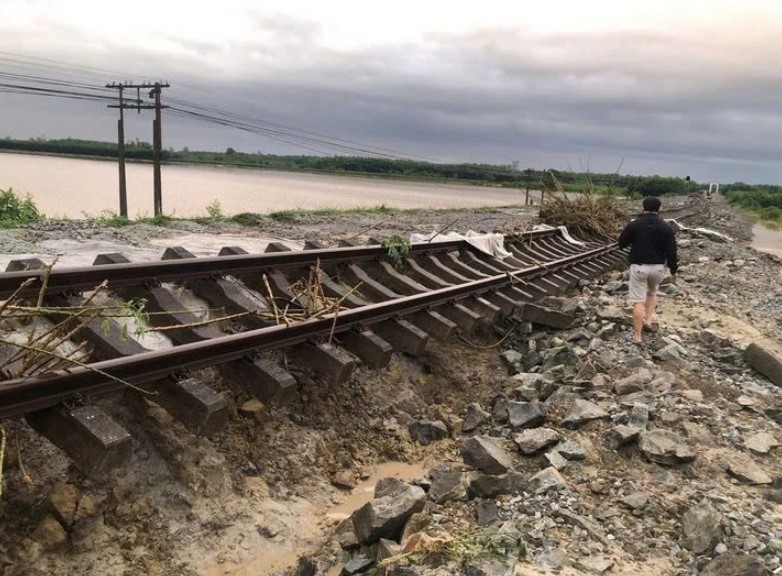 Đường sắt Bắc-Nam bị chia cắt do bão số 6, hơn 2.400 hành khách phải chuyển tải