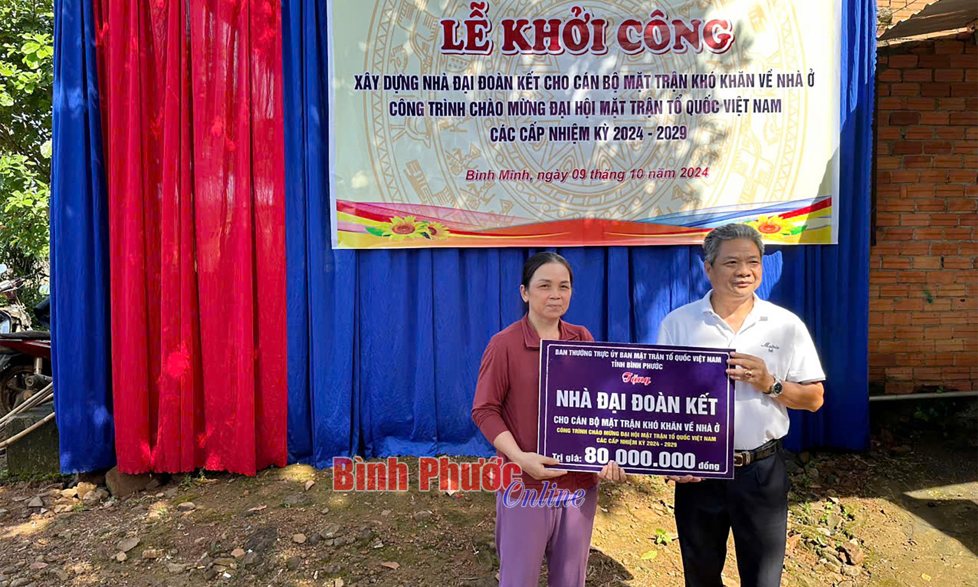 Hỗ trợ xây nhà đại đoàn kết cho 7 cán bộ mặt trận