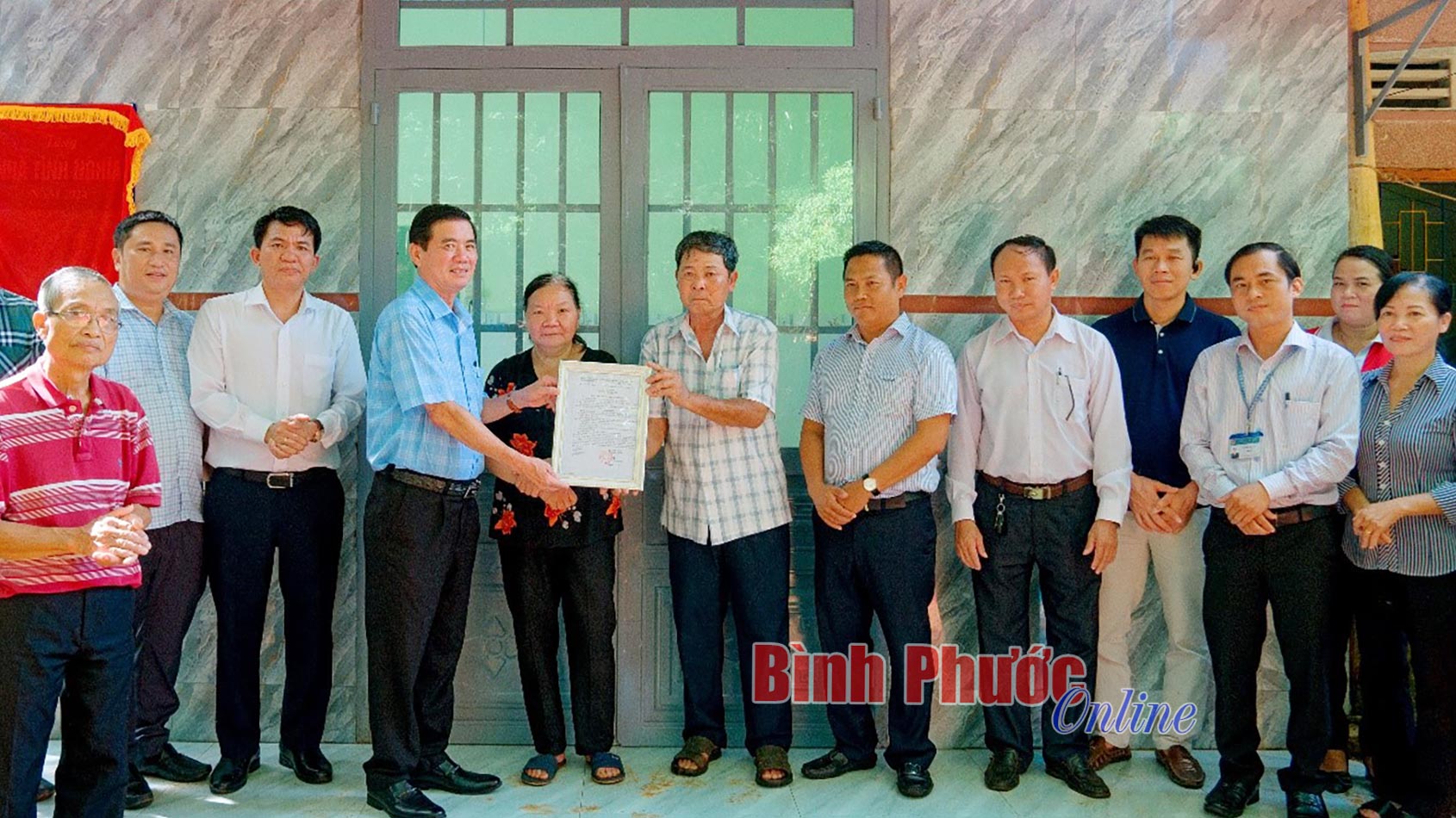 Hớn Quản: Bàn giao nhà tình nghĩa cho 2 gia đình chính sách