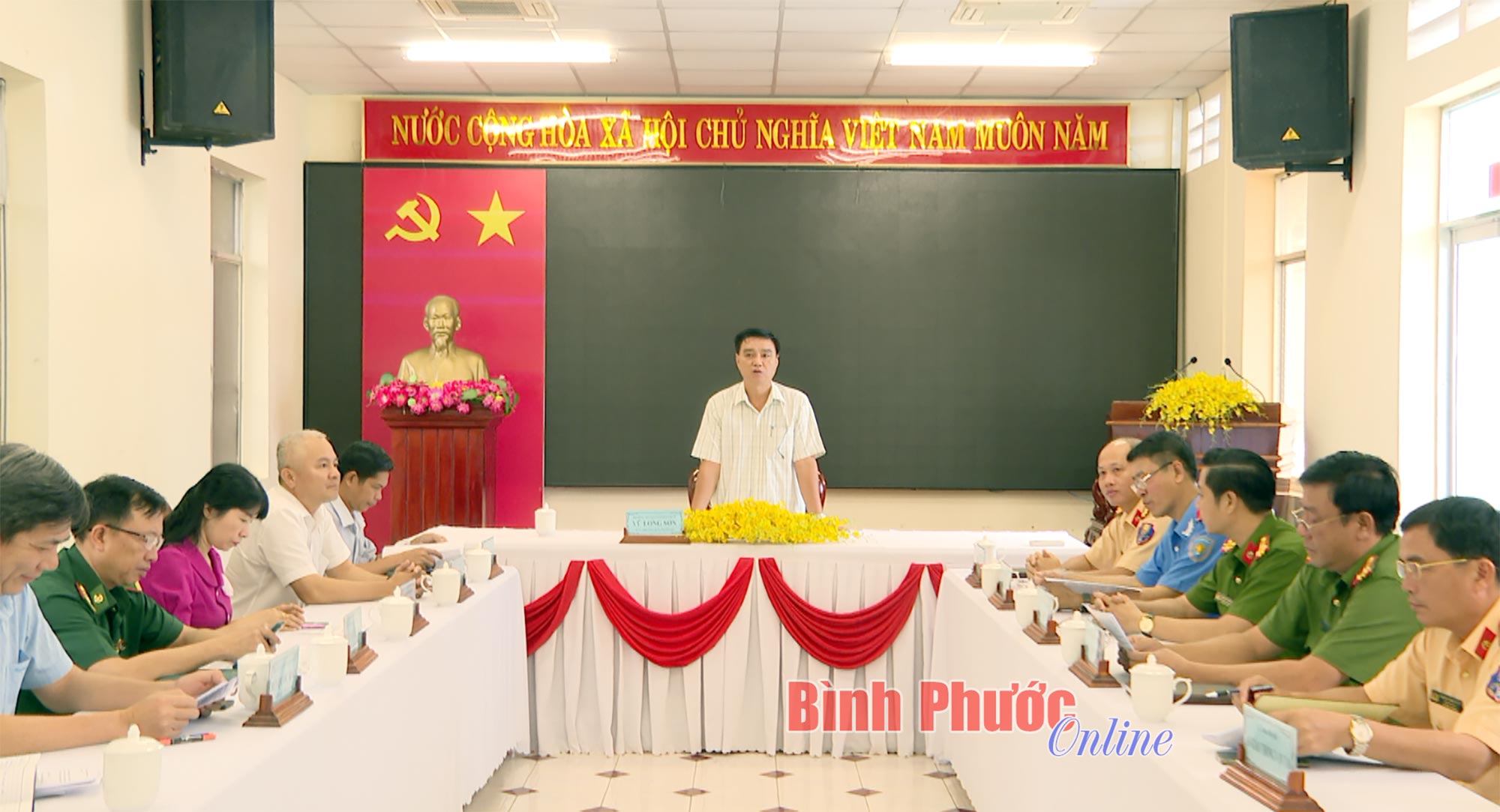 Họp thống nhất báo cáo giám sát về xử lý vi phạm hành chính lĩnh vực giao thông đường bộ