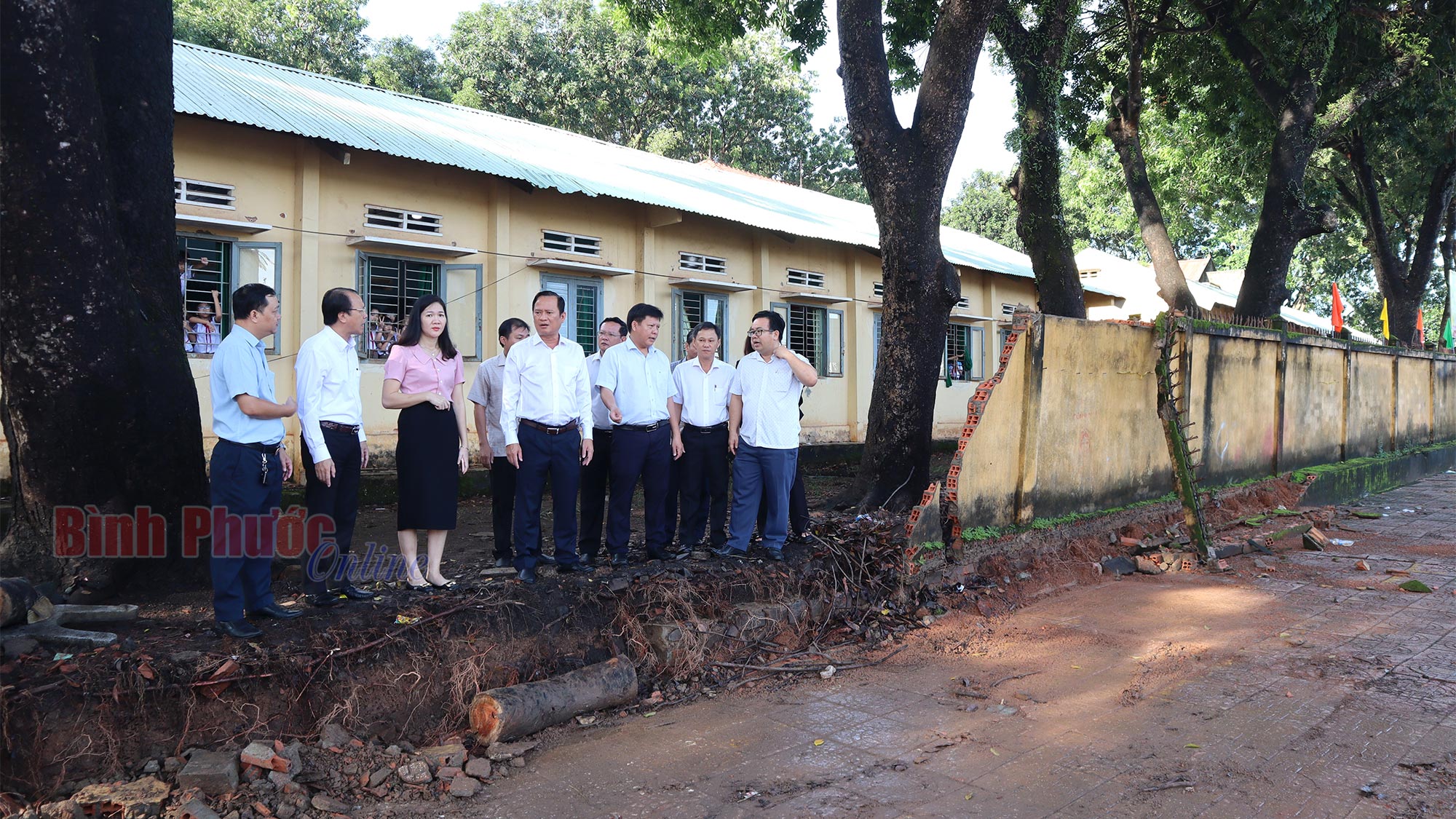 Khẩn trương xây lại tường rào Trường Tiểu học Tân Phú