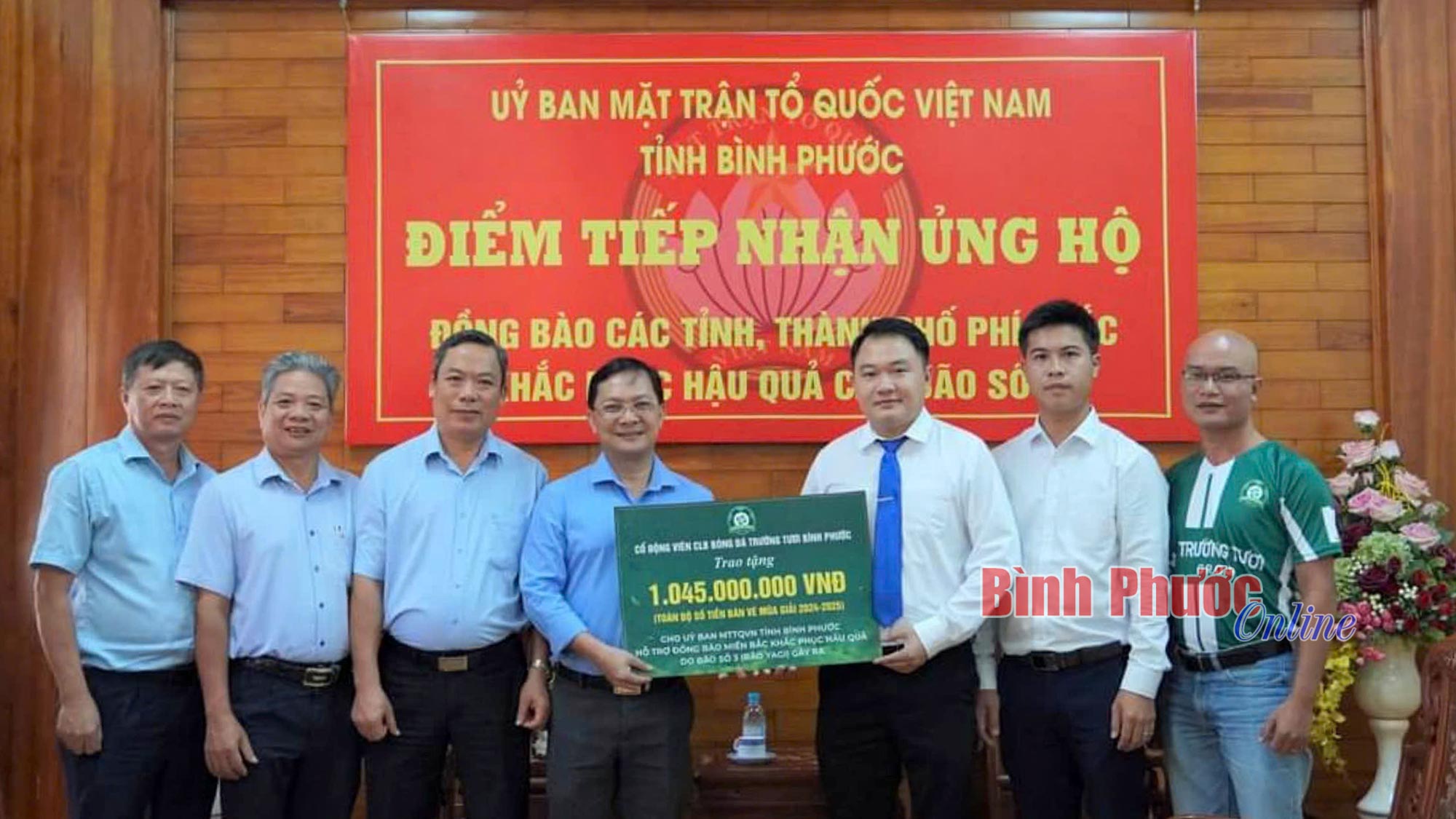 Nhà hảo tâm chi hơn 1 tỷ đồng mua vé tặng cổ động viên