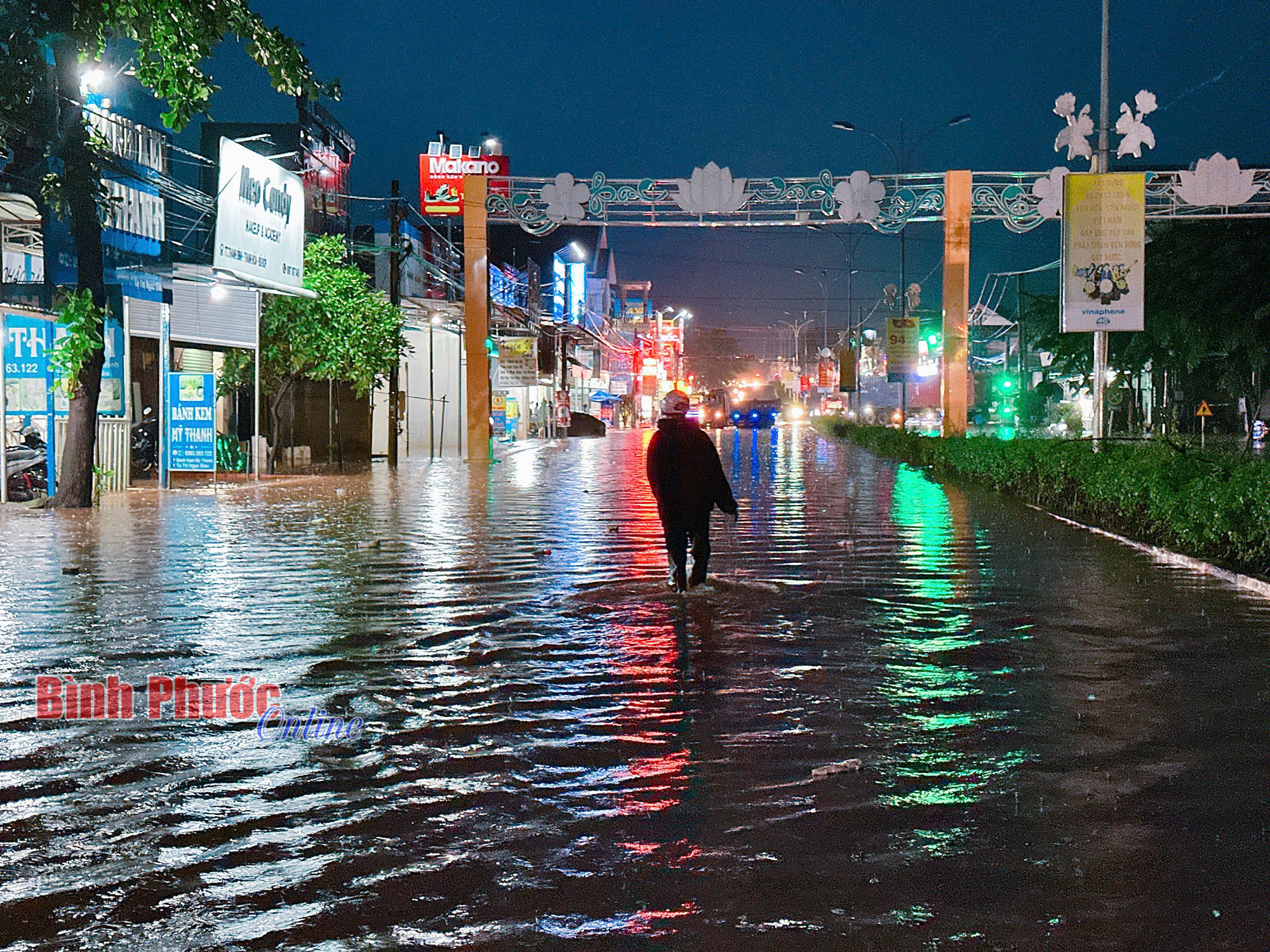 Mưa lớn nhiều tuyến đường tại Bình Phước ngập sâu trong nước