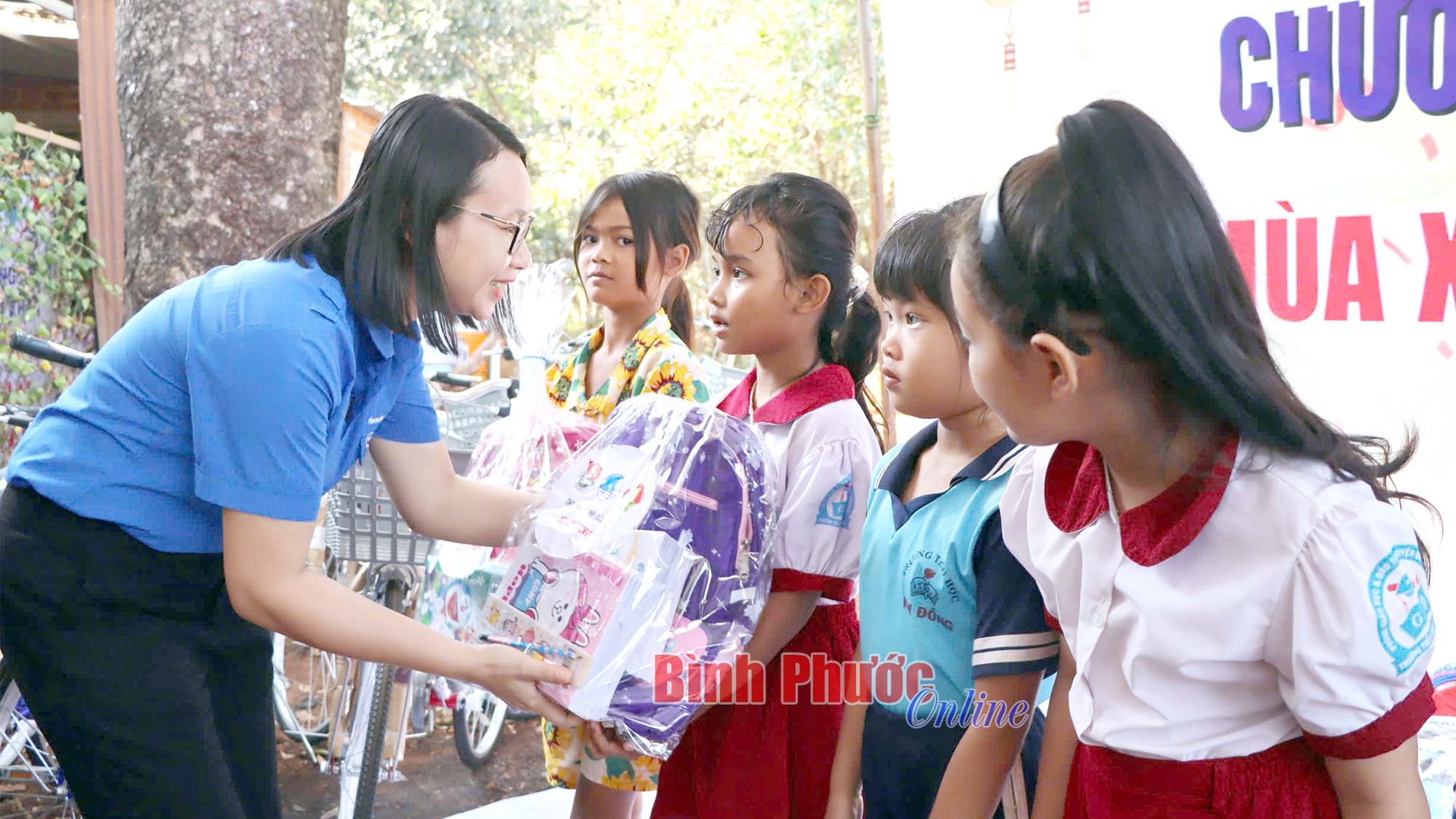 Thanh niên xung kích xây dựng quê hương