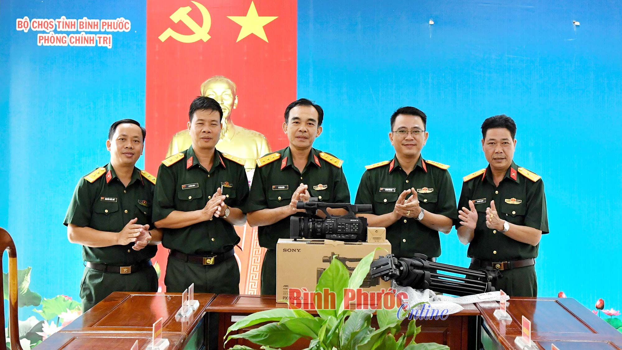 Thành ủy, UBND TP. Đồng Xoài tặng thiết bị tuyên truyền cho Bộ Chỉ huy Quân sự tỉnh