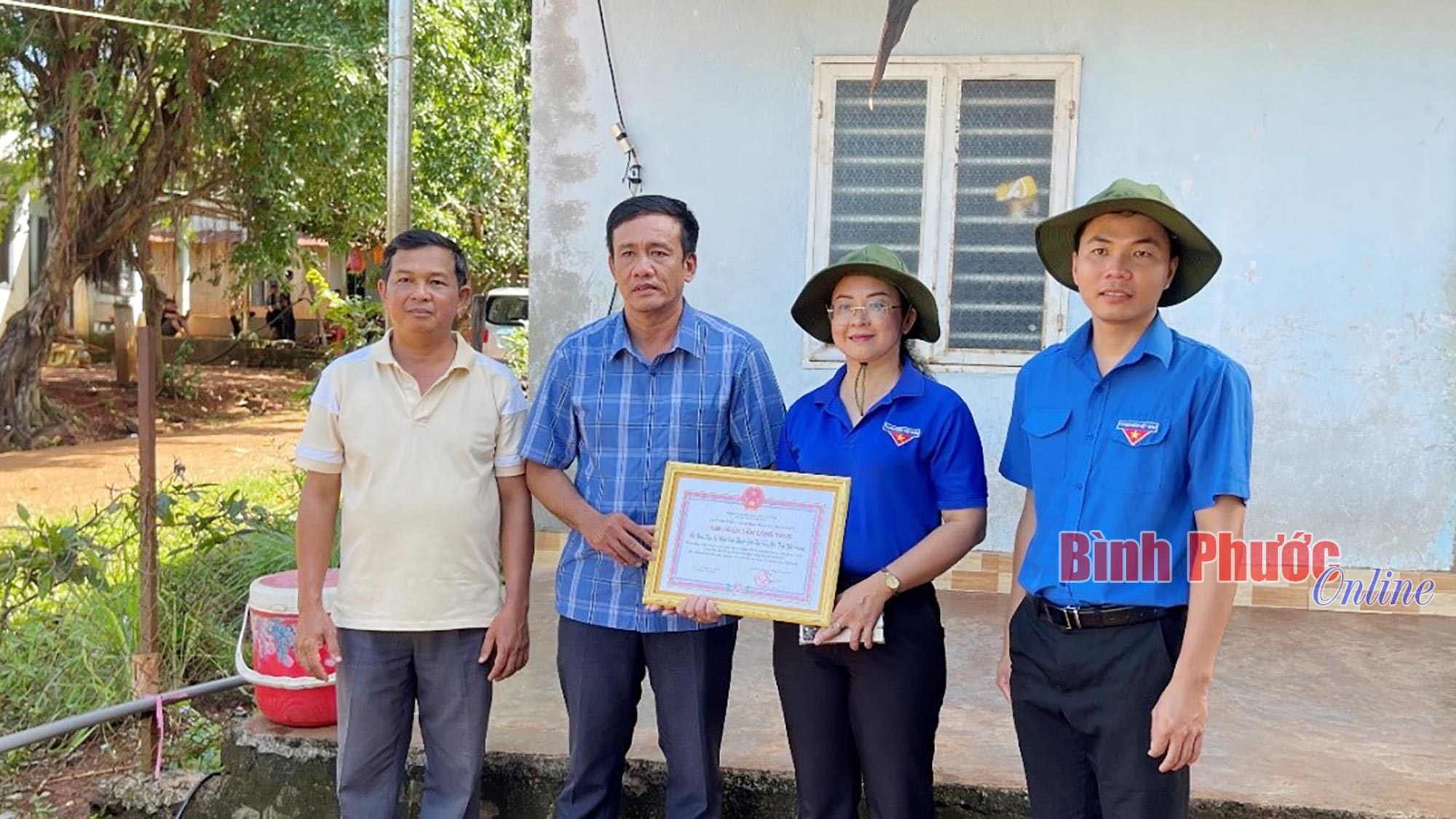 Tòa án Thủ Dầu Một bàn giao giếng nước và tặng quà trẻ em tại xã Đoàn Kết
