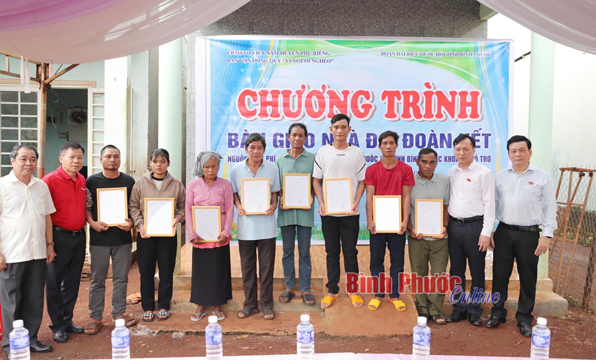 Trao tặng 8 nhà đại đoàn kết tại huyện Phú Riềng