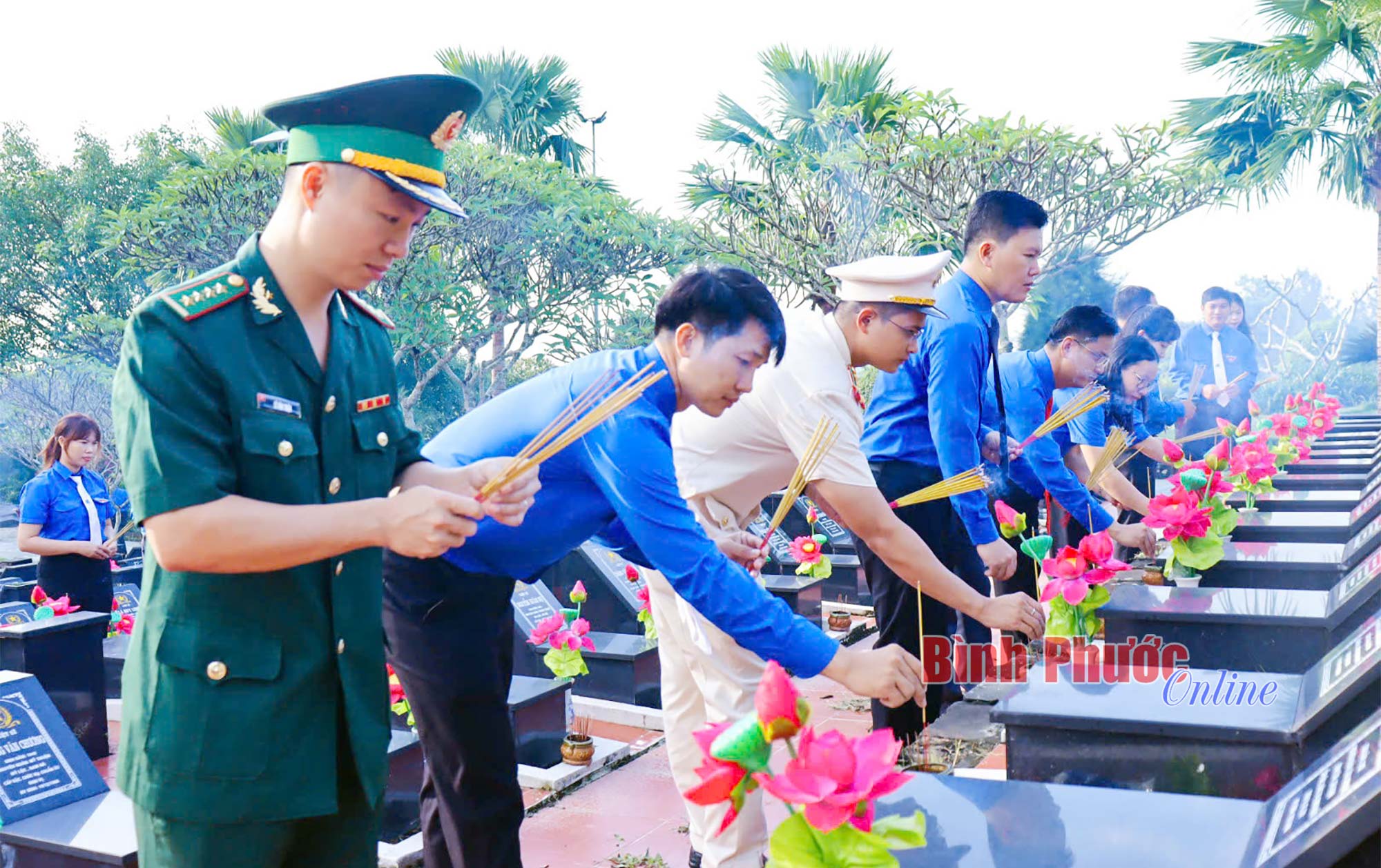 Tuổi trẻ Bình Phước dâng hương tại Nghĩa trang liệt sĩ tỉnh