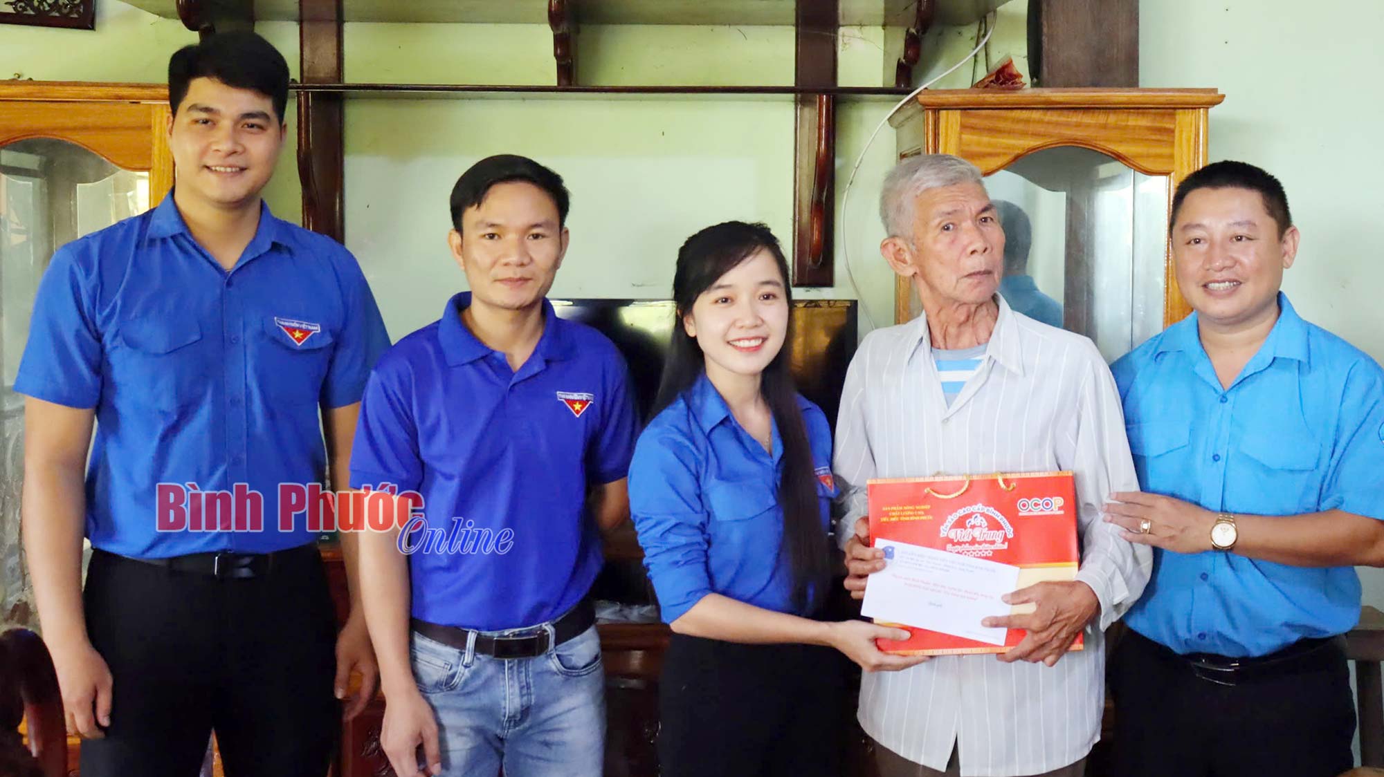 Tuổi trẻ Bình Phước tặng quà tri ân người có công với cách mạng