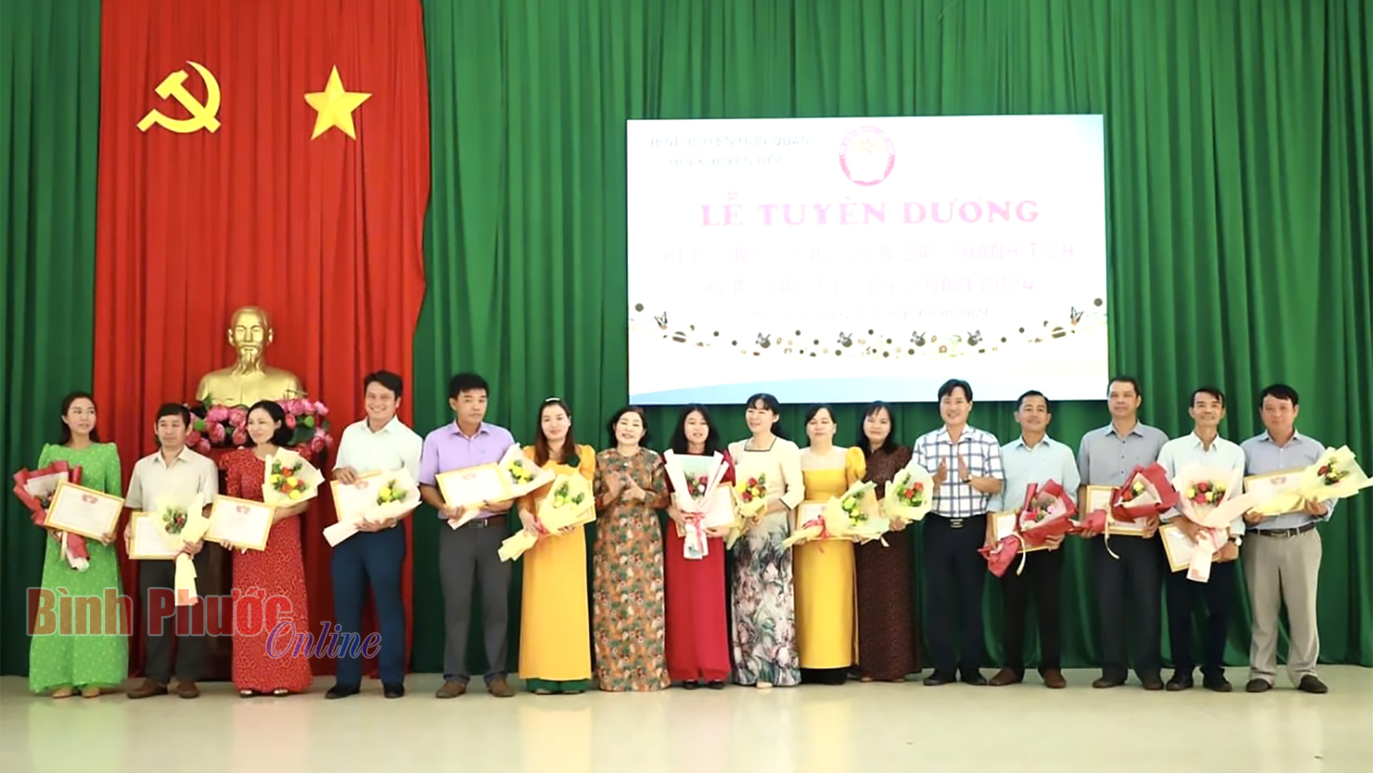 Tuyên dương học sinh, sinh viên, giáo viên và trao học bổng cho học sinh khó khăn
