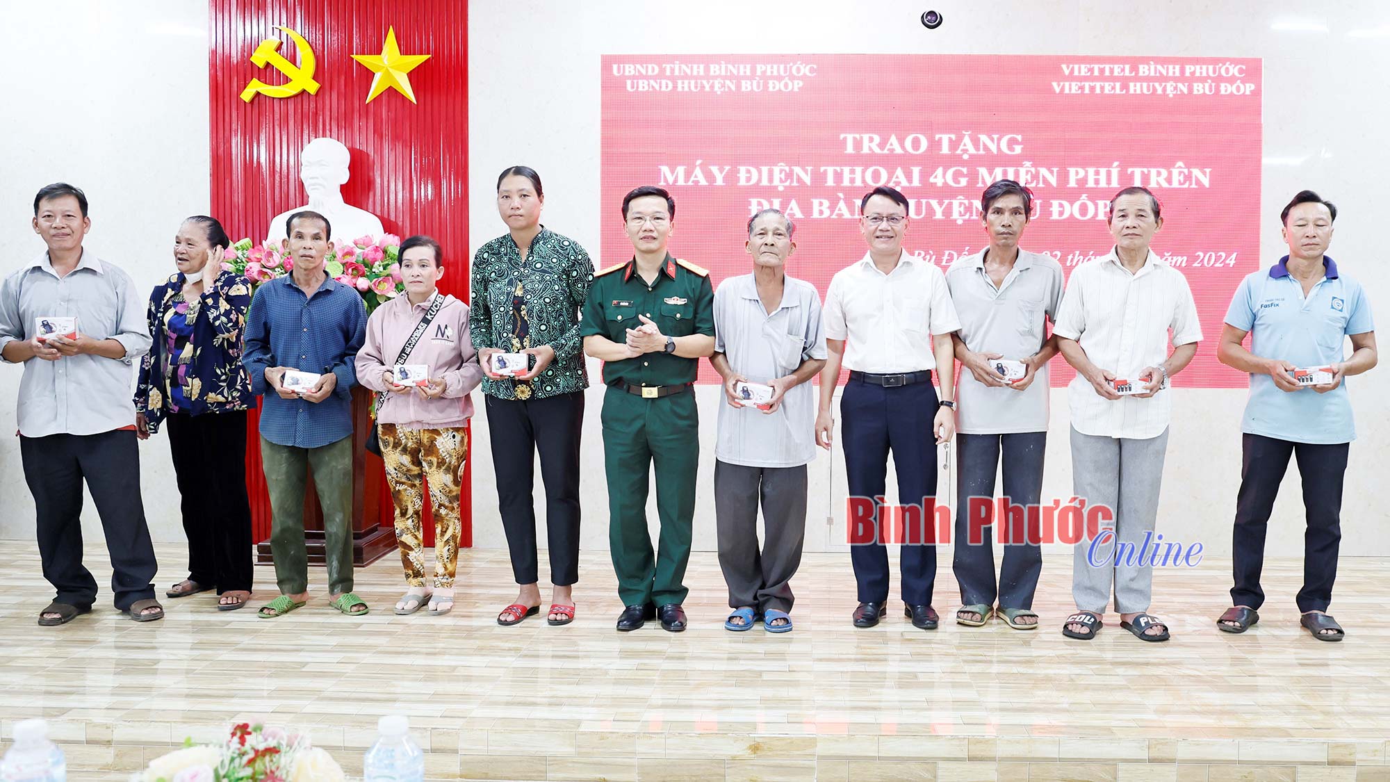 Viettel Bình Phước tặng điện thoại 4G cho người dân Bù Đốp