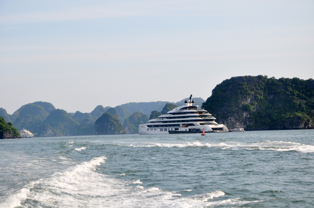 Vừa khắc phục thiệt hại vừa đón khách…