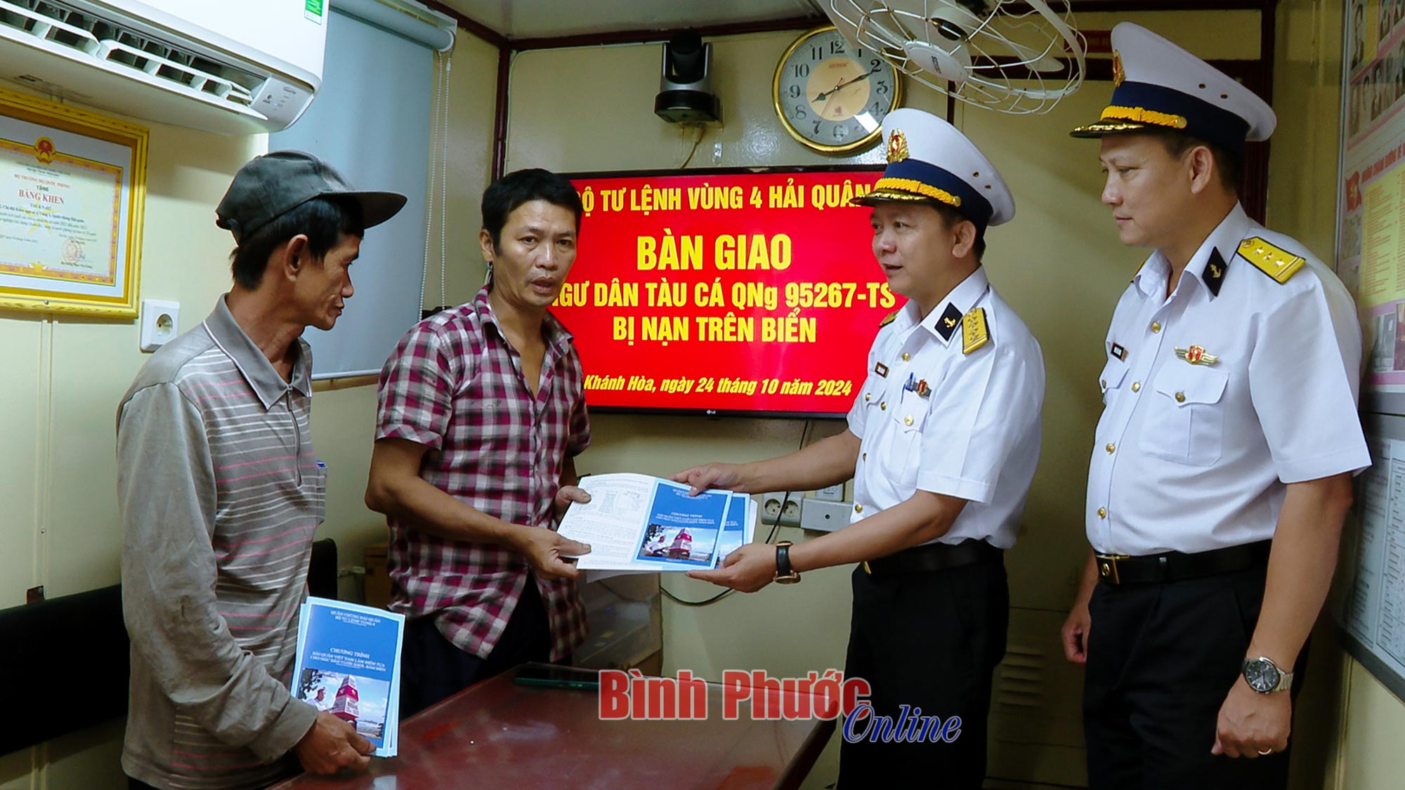 Vùng 4 Hải quân bàn giao ngư dân cho gia đình và địa phương 