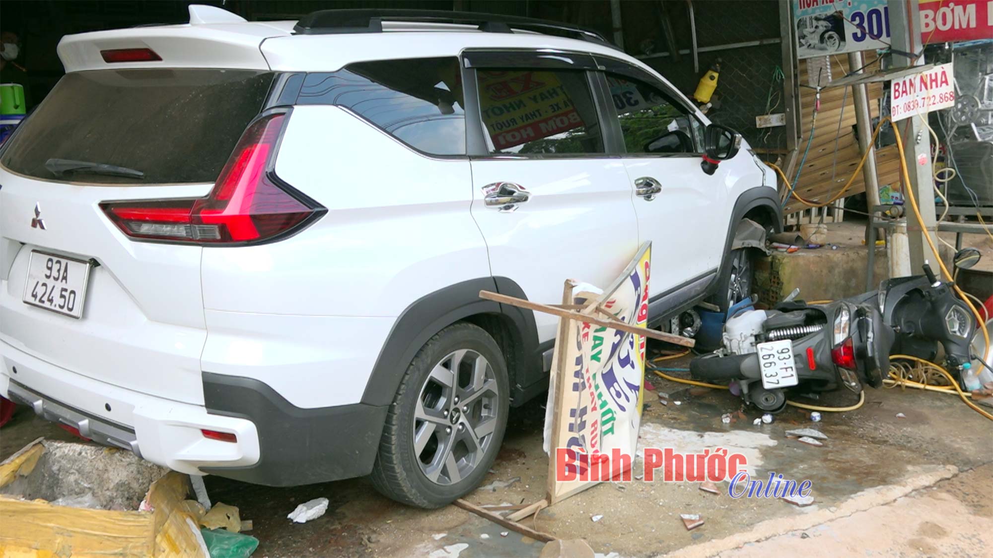 Xe ô tô 7 chỗ mất lái tông thẳng vào nhà dân