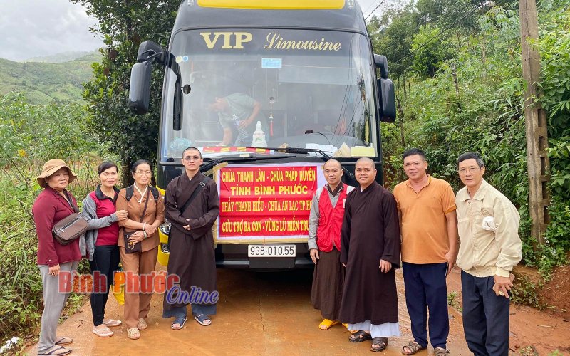 2 chùa Thanh Lâm  và Pháp Huyền vận động hơn 2.600 phần quà hỗ trợ người dân vùng bão lũ miền Trung 