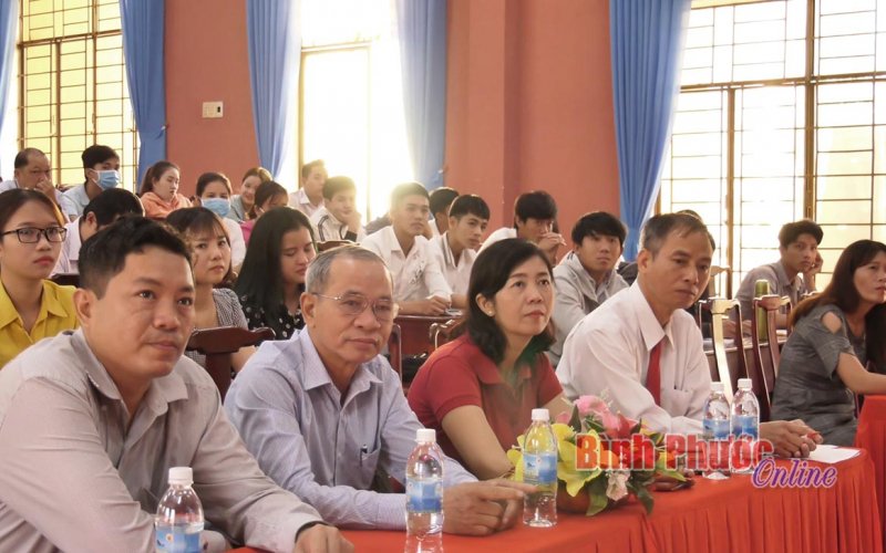 73 quần chúng ưu tú được bồi dường lý luận chính trị kết nạp Đảng