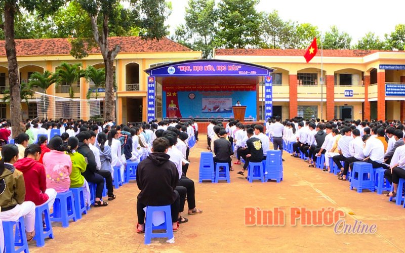 800 giáo viên, học sinh tham gia buổi nói chuyện chuyên đề phòng, chống tác hại thuốc lá