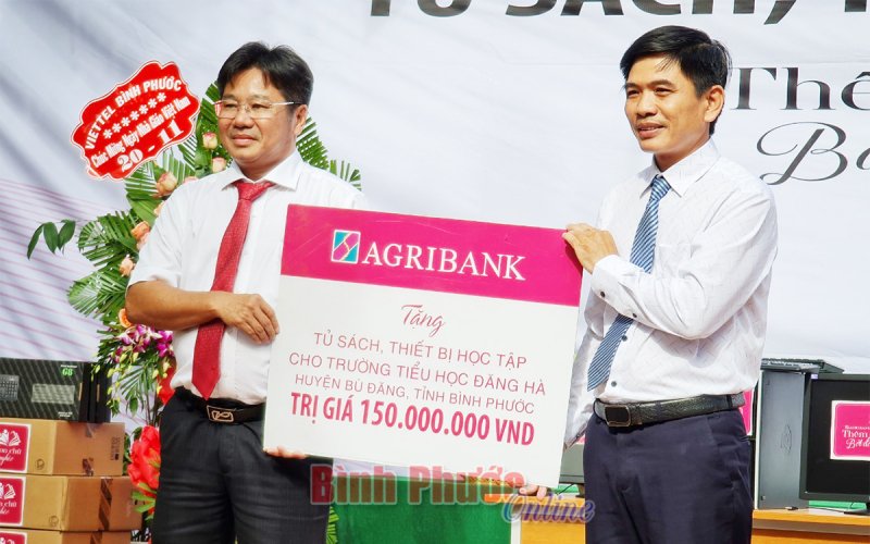 Agribank chi nhánh tỉnh Bình Phước trao hỗ trợ sách, thiết bị học tập cho Trường Tiểu học Đăng Hà