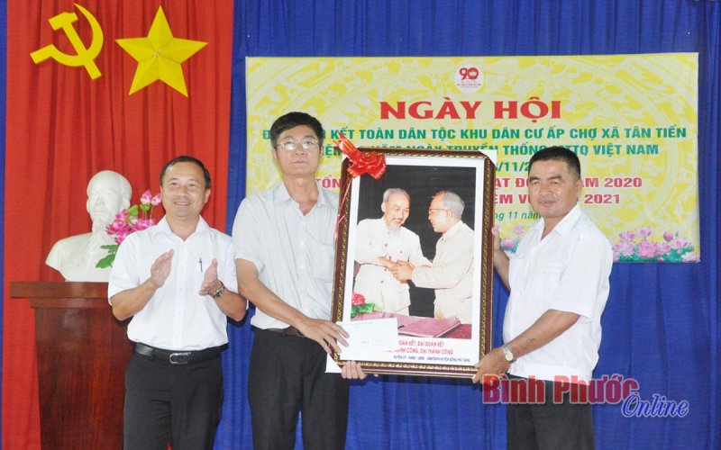 Ấp Chợ, xã Tân Tiến vui ngày hội toàn dân, thắt chặt tình đoàn kết