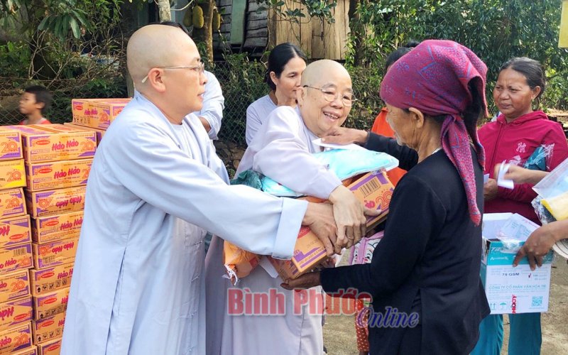 Ban từ thiện xã hội Phật giáo tỉnh Bình Phước thăm, tặng quà bà con nghèo tỉnh Phú Yên