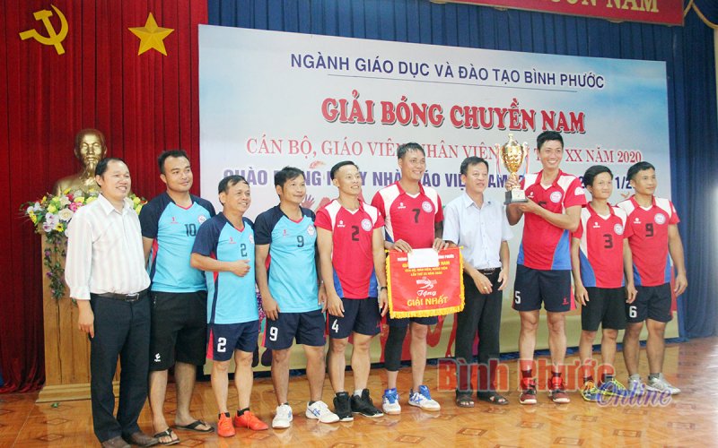 Bế mạc giải bóng chuyền nam ngành giáo dục