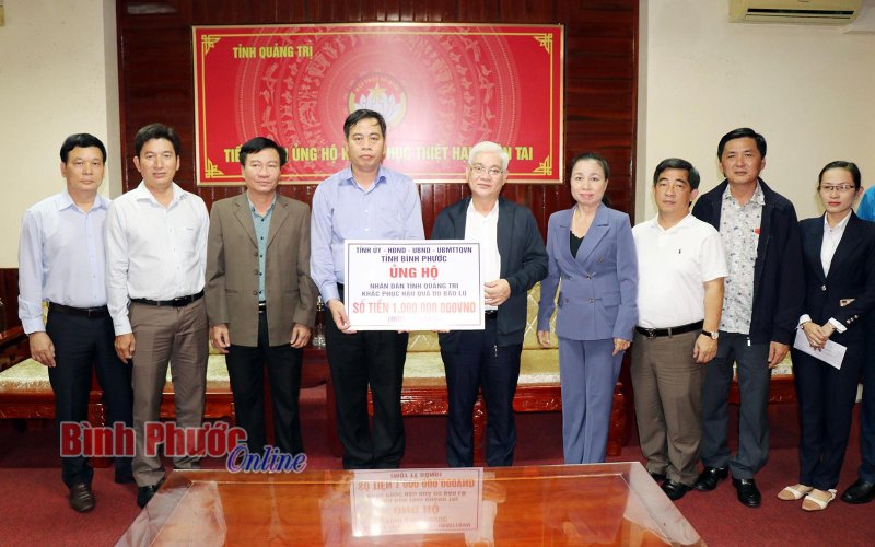 Bình Phước trao tặng hơn 6,5 tỷ đồng hỗ trợ 5 tỉnh miền Trung