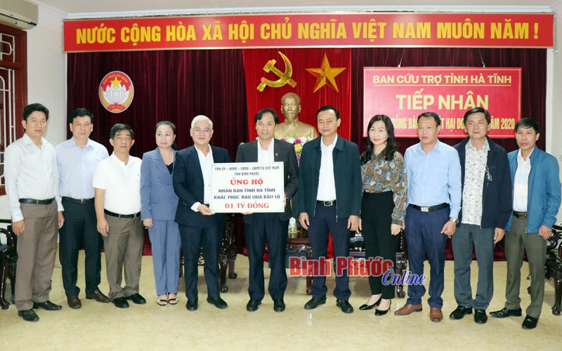 Bí thư Tỉnh ủy Nguyễn Văn Lợi và đoàn công tác thăm, tặng quà tại Hà Tĩnh