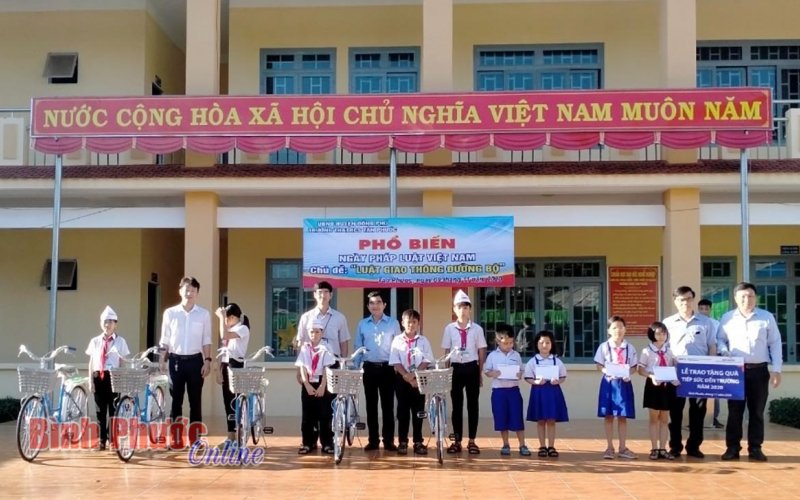 BIDV chi nhánh Bình Phước tặng xe đạp và học bổng “Tiếp sức đến trường”
