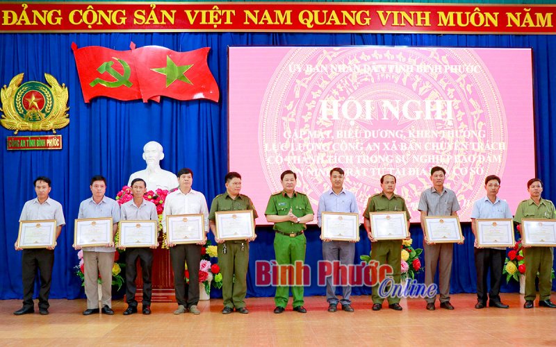 Biểu dương, khen thưởng lực lượng công an xã bán chuyên trách
