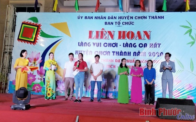 Chơn Th&agrave;nh: Li&ecirc;n hoan &ldquo;L&agrave;ng vui chơi - L&agrave;ng ca h&aacute;t&rdquo; 