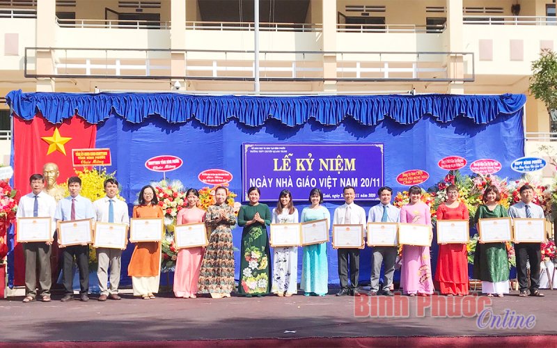 Chủ tịch UBND tỉnh Trần Tuệ Hiền dự họp mặt Ngày Nhà giáo Việt Nam