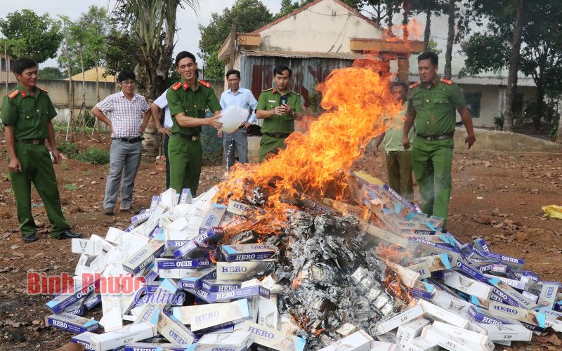 Công an huyện Bù Đốp tiêu hủy hơn 24 ngàn bao thuốc lá nhập lậu